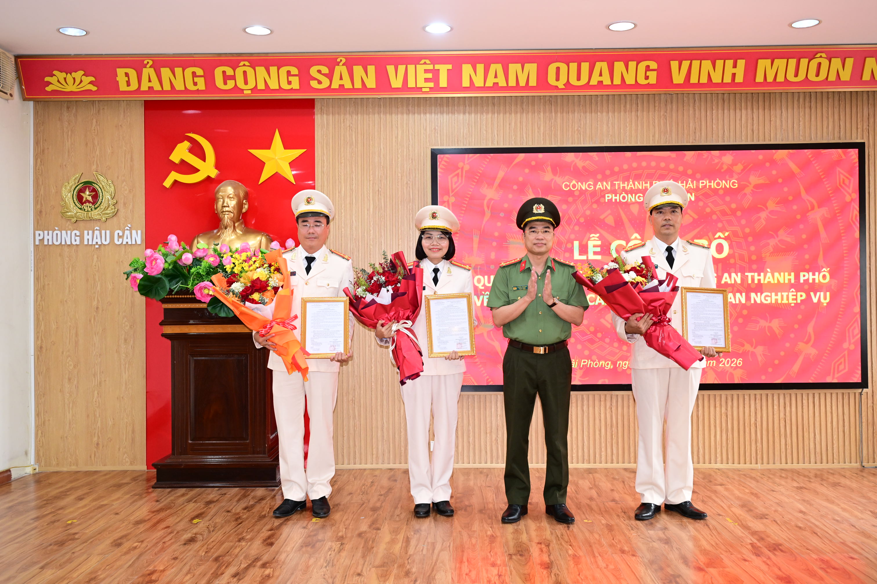 Phòng Hậu cần Công an thành phố: Tổ chức lễ công bố quyết định thăng cấp bậc hàm Thượng tá đối với 03 chỉ huy trong đơn vị
